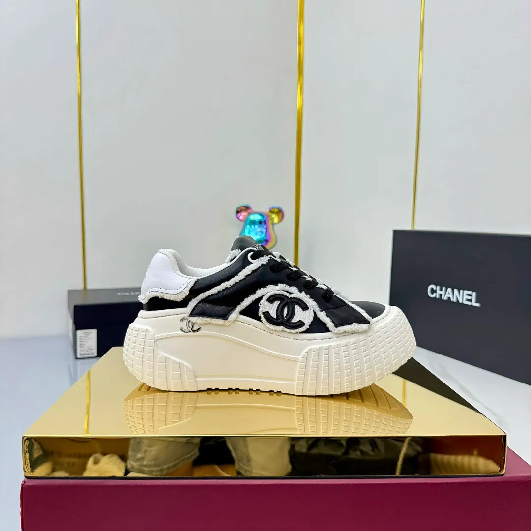 👟👟Ex-factory price 640👟👟 Chanel bread shoes ~ original calfskin panda shoes Chanel 25C latest hot style panda black and white sports shoes casual sneakers Xiaoxiang hot item classic black and white panda color coco girls must pay Fabric: original custom mixed sheepskin lining: original imported breathable mesh lining outsole: Original molded rubber + TPU combination Size: Women's 35-41 Buy now👉